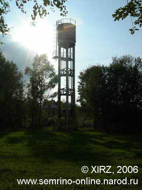 Семрино. Новая водонапорная башня на 46 км (п.Семрино). Вид ясным летним днем.