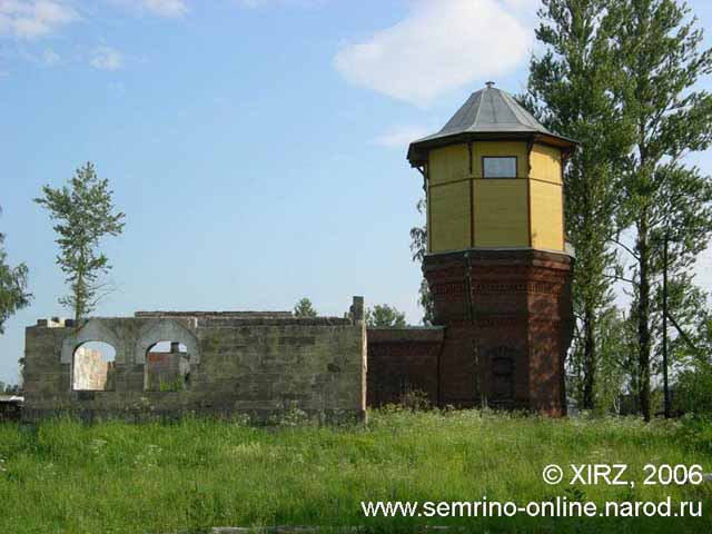 Семрино. Старая водонапорная башня. Вид с железной дороги.